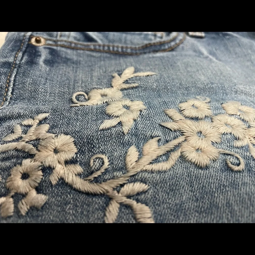 Express Embroidered Shorts - Picture 4 of 4
